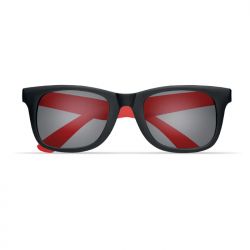 Czerwone okulary przeciwsłoneczne